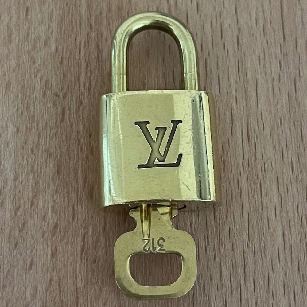 Louis Vuitton Gold Padlock Chain Necklace - Picture 4 of 15